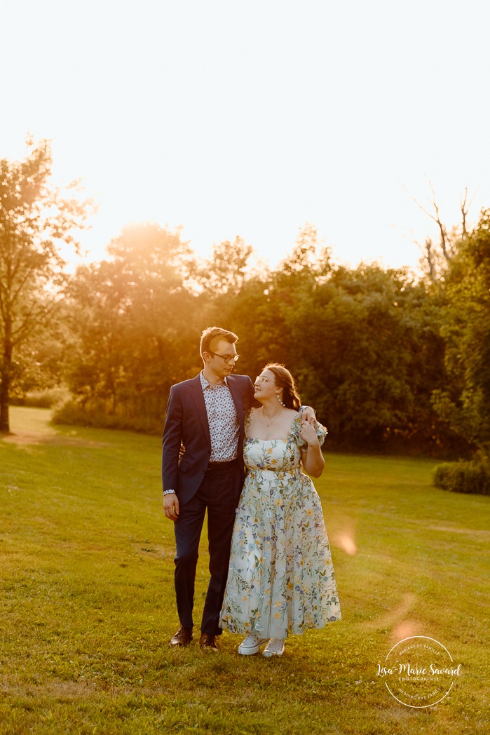 Golden hour wedding photos. Sunset wedding photos. Romantic wedding photos. Plus size bride wedding photos. Mariage en Estrie dans un chalet. Photographe de mariage dans les Cantons-de-l'Est. Eastern Township wedding photographer.