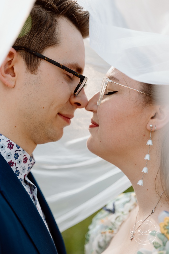 Cottagecore wedding photos. Flowery meadow wedding photos. Plus size bride wedding photos. Mariage en Estrie dans un chalet. Photographe de mariage dans les Cantons-de-l'Est. Eastern Township wedding photographer.