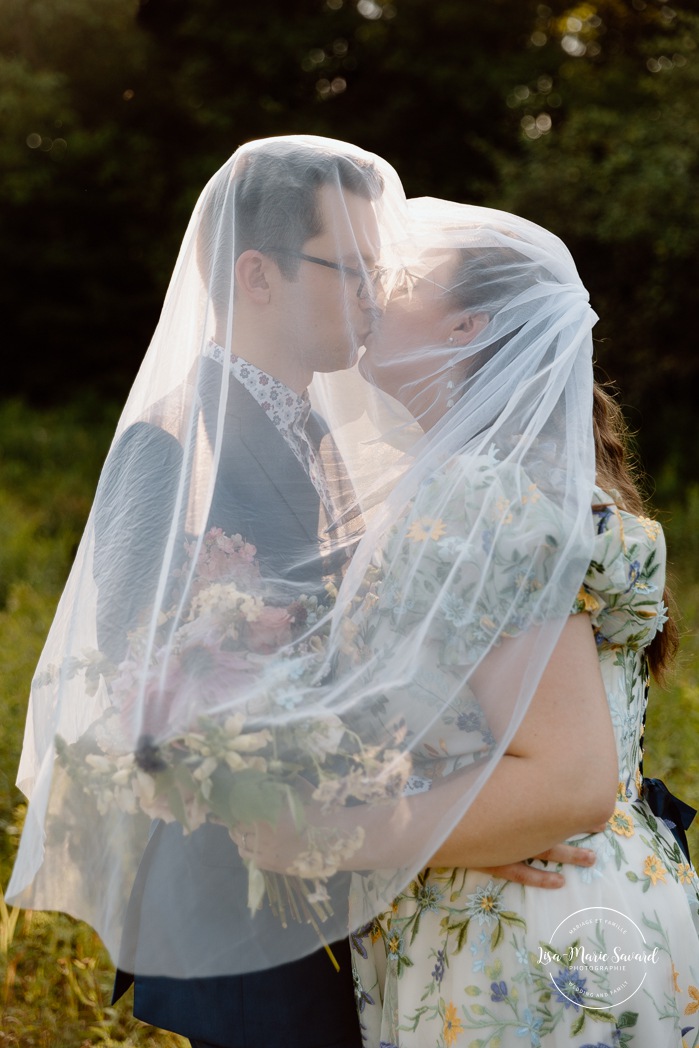 Cottagecore wedding photos. Flowery meadow wedding photos. Plus size bride wedding photos. Mariage en Estrie dans un chalet. Photographe de mariage dans les Cantons-de-l'Est. Eastern Township wedding photographer.