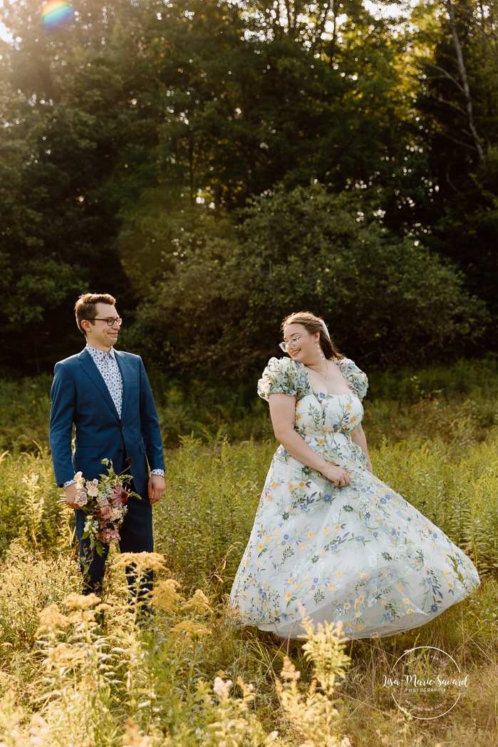 Cottagecore wedding photos. Flowery meadow wedding photos. Plus size bride wedding photos. Mariage en Estrie dans un chalet. Photographe de mariage dans les Cantons-de-l'Est. Eastern Township wedding photographer.