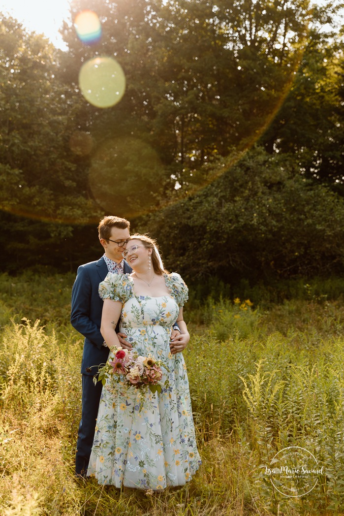 Cottagecore wedding photos. Flowery meadow wedding photos. Plus size bride wedding photos. Mariage en Estrie dans un chalet. Photographe de mariage dans les Cantons-de-l'Est. Eastern Township wedding photographer.