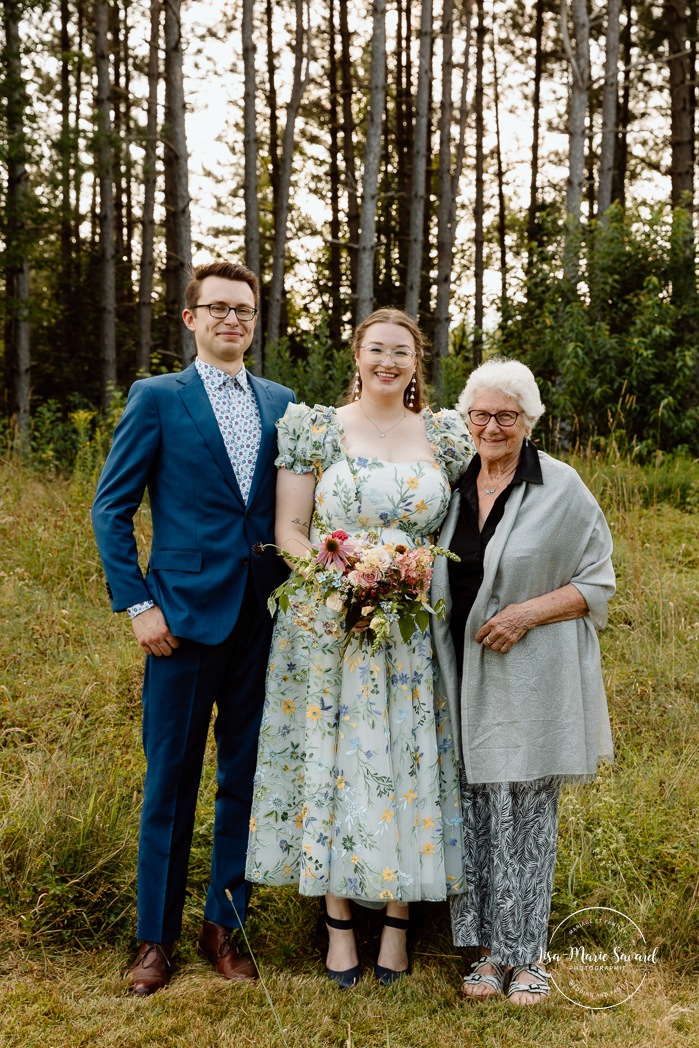 Cottagecore wedding photos. Flowery meadow wedding photos. Mariage en Estrie dans un chalet. Photographe de mariage dans les Cantons-de-l'Est. Eastern Township wedding photographer.