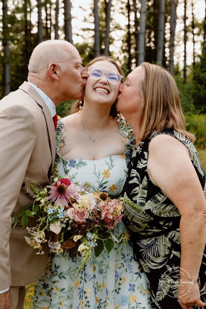 Cottagecore wedding photos. Flowery meadow wedding photos. Mariage en Estrie dans un chalet. Photographe de mariage dans les Cantons-de-l'Est. Eastern Township wedding photographer.