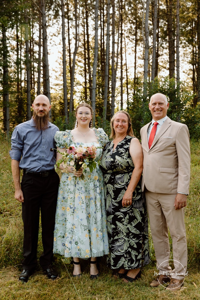 Cottagecore wedding photos. Flowery meadow wedding photos. Mariage en Estrie dans un chalet. Photographe de mariage dans les Cantons-de-l'Est. Eastern Township wedding photographer.