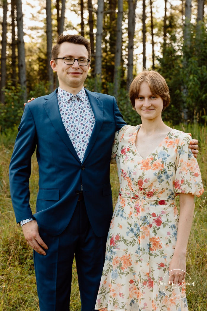Cottagecore wedding photos. Flowery meadow wedding photos. Mariage en Estrie dans un chalet. Photographe de mariage dans les Cantons-de-l'Est. Eastern Township wedding photographer.