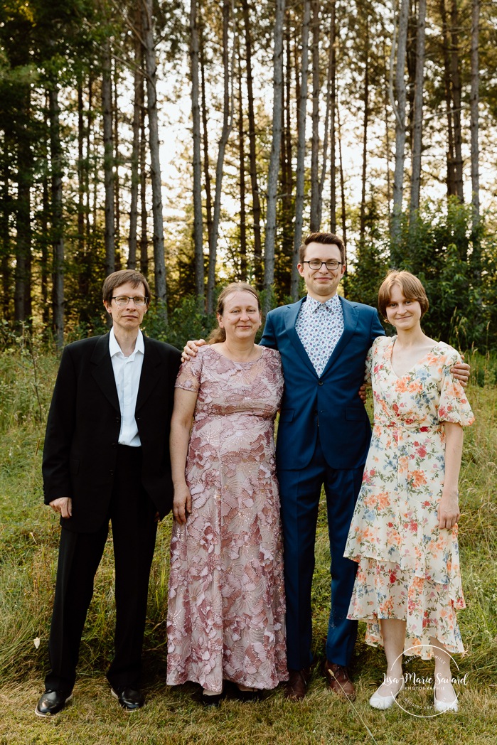 Cottagecore wedding photos. Flowery meadow wedding photos. Mariage en Estrie dans un chalet. Photographe de mariage dans les Cantons-de-l'Est. Eastern Township wedding photographer.