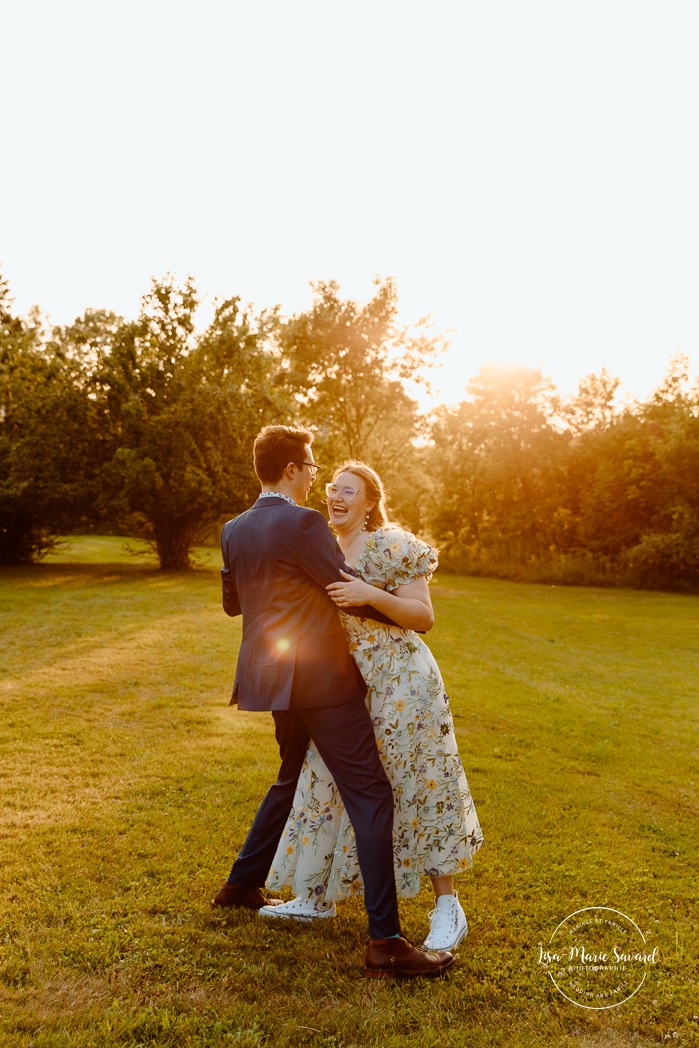 Golden hour wedding photos. Sunset wedding photos. Romantic wedding photos. Plus size bride wedding photos. Mariage en Estrie dans un chalet. Photographe de mariage dans les Cantons-de-l'Est. Eastern Township wedding photographer.