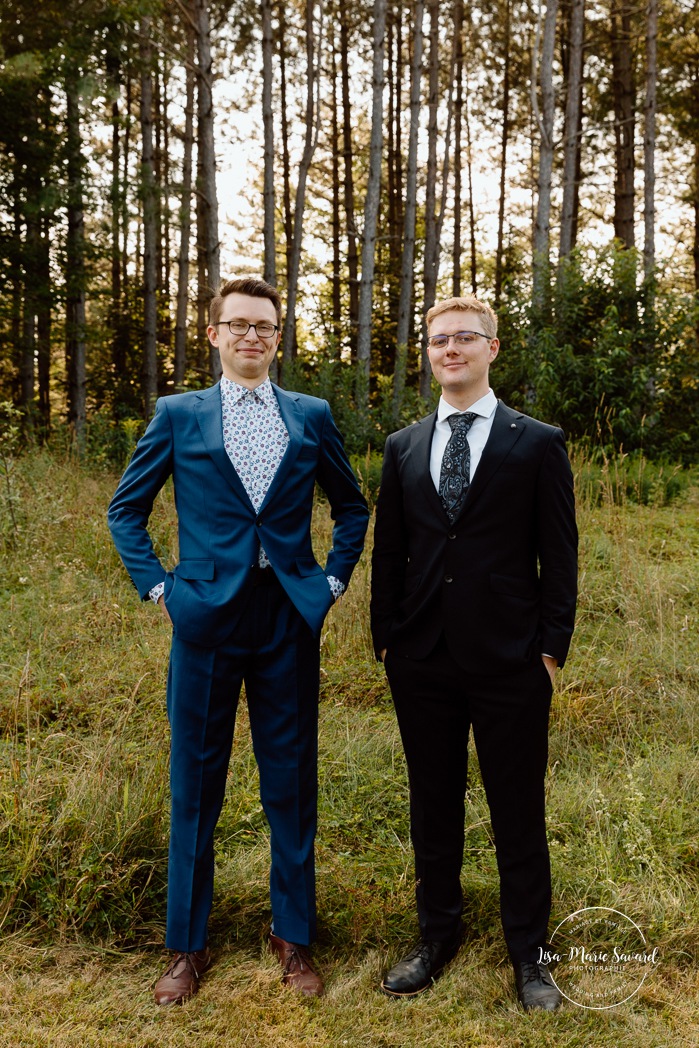 Cottagecore wedding photos. Flowery meadow wedding photos. Mariage en Estrie dans un chalet. Photographe de mariage dans les Cantons-de-l'Est. Eastern Township wedding photographer.