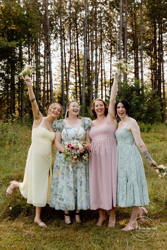 Cottagecore wedding photos. Flowery meadow wedding photos. Mariage en Estrie dans un chalet. Photographe de mariage dans les Cantons-de-l'Est. Eastern Township wedding photographer.
