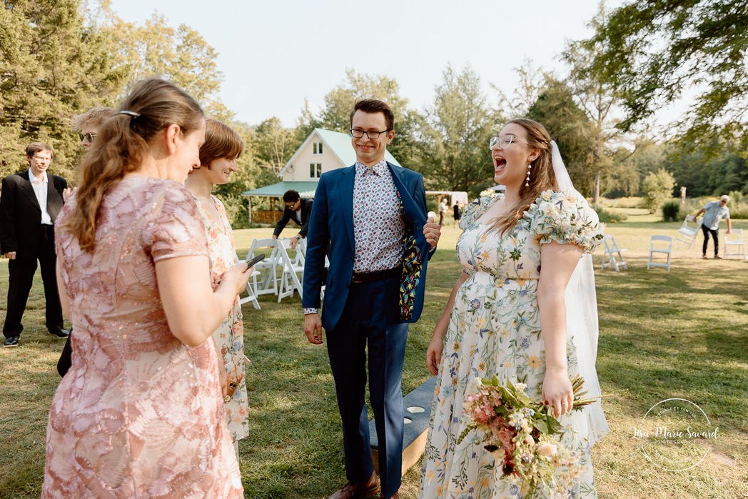 Cottagecore wedding photos. Garden party wedding ideas. Mariage en Estrie dans un chalet. Photographe de mariage dans les Cantons-de-l'Est. Eastern Township wedding photographer.