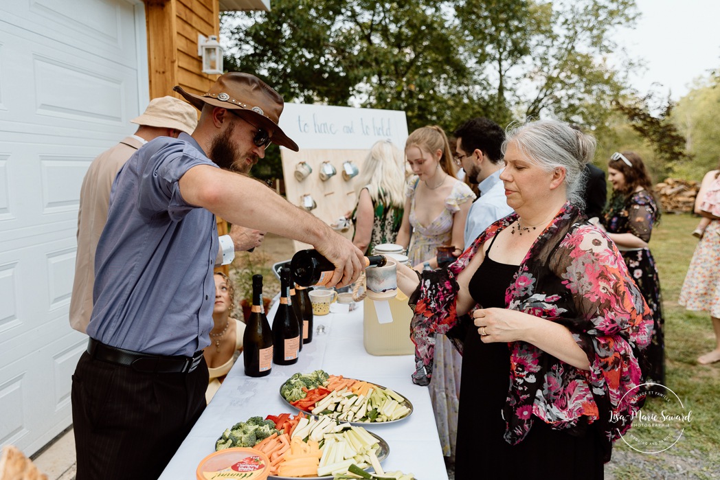 Cottagecore wedding photos. Garden party wedding ideas. Mariage en Estrie dans un chalet. Photographe de mariage dans les Cantons-de-l'Est. Eastern Township wedding photographer.