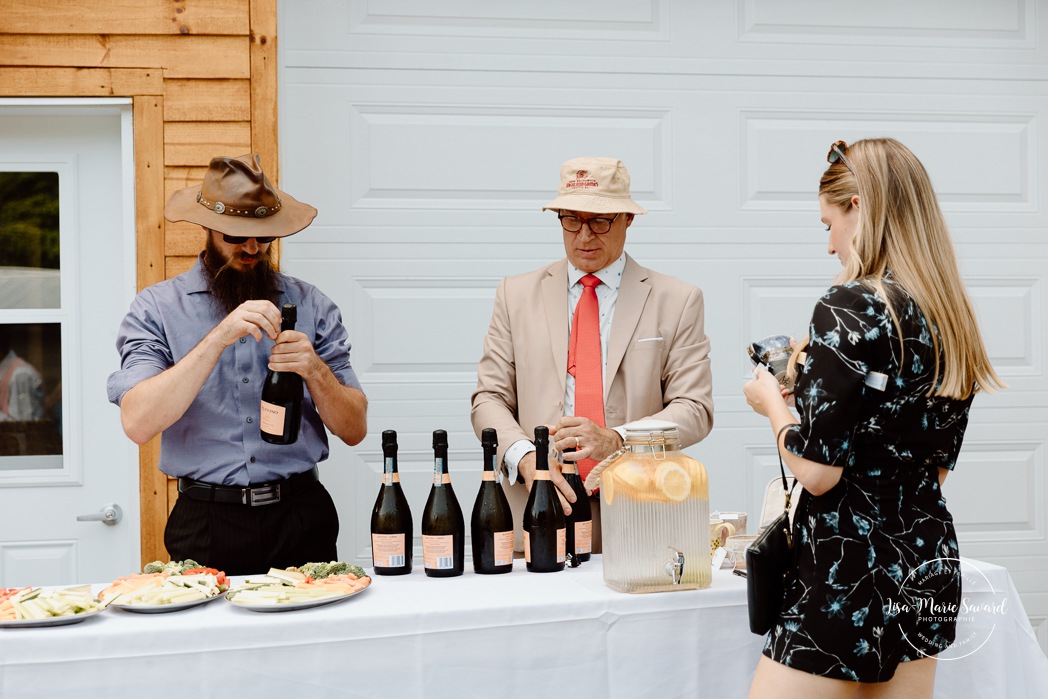 Cottagecore wedding photos. Garden party wedding ideas. Mariage en Estrie dans un chalet. Photographe de mariage dans les Cantons-de-l'Est. Eastern Township wedding photographer.