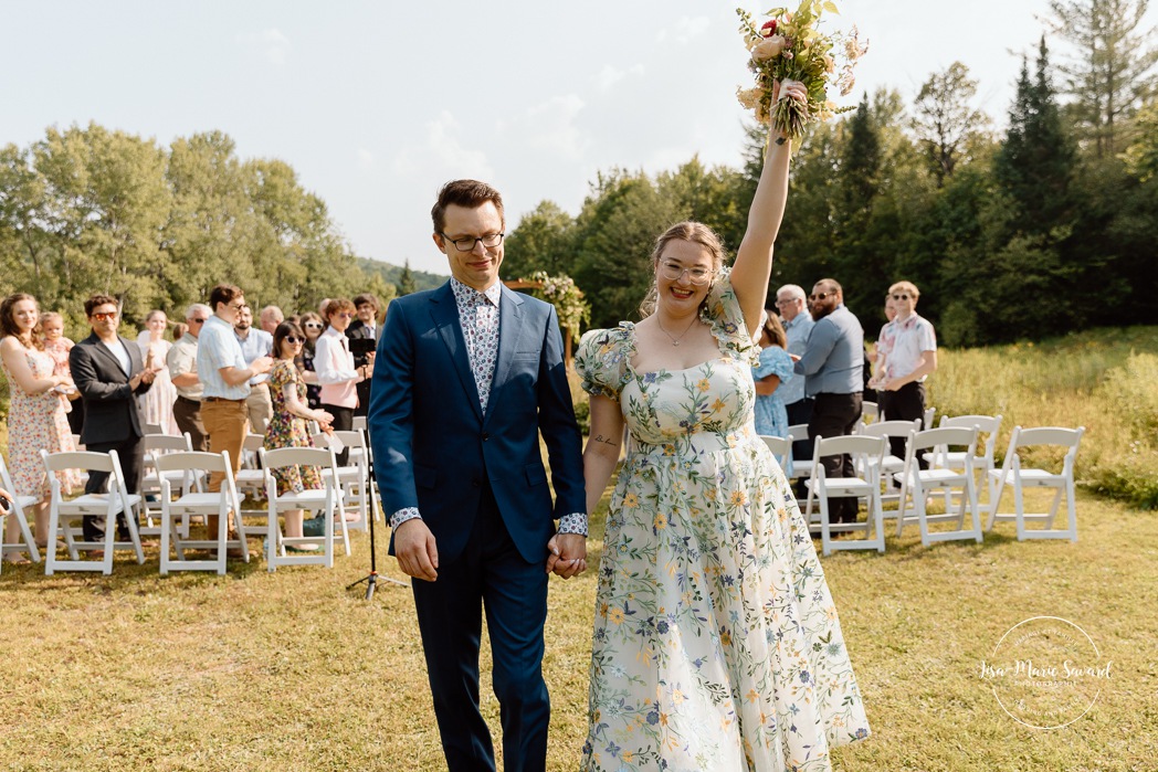 Cottagecore wedding photos. Meadow wedding ceremony photos. Mariage en Estrie dans un chalet. Photographe de mariage dans les Cantons-de-l'Est. Eastern Township wedding photographer.