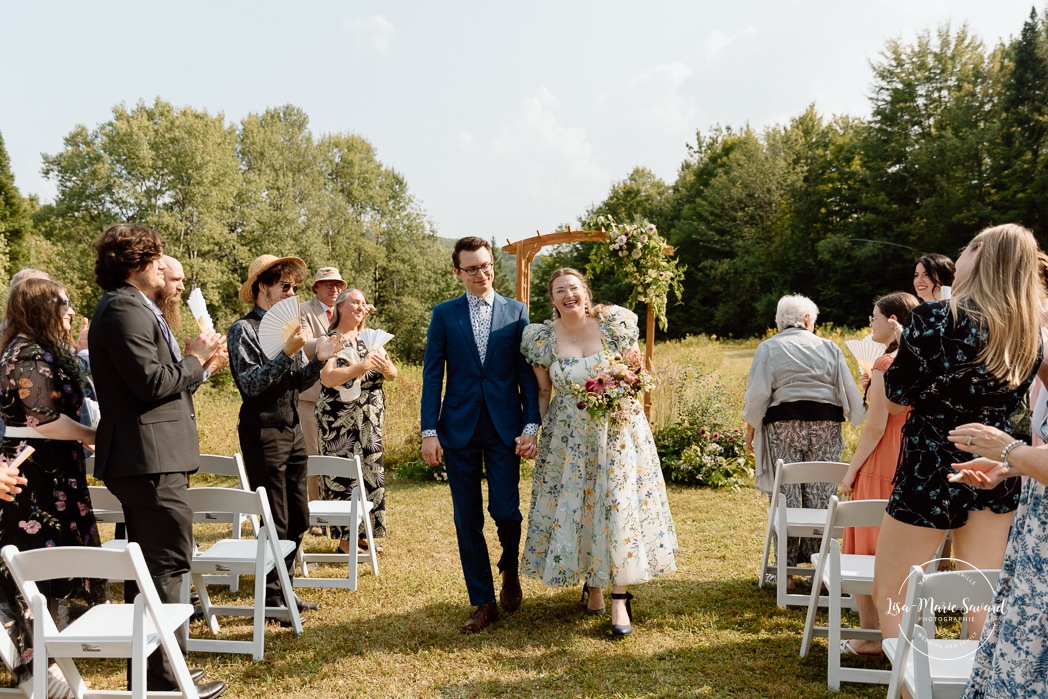 Cottagecore wedding photos. Meadow wedding ceremony photos. Mariage en Estrie dans un chalet. Photographe de mariage dans les Cantons-de-l'Est. Eastern Township wedding photographer.