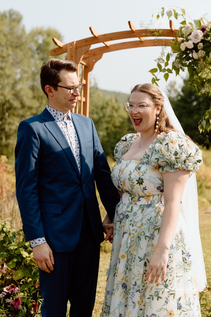 Cottagecore wedding photos. Meadow wedding ceremony photos. Mariage en Estrie dans un chalet. Photographe de mariage dans les Cantons-de-l'Est. Eastern Township wedding photographer.