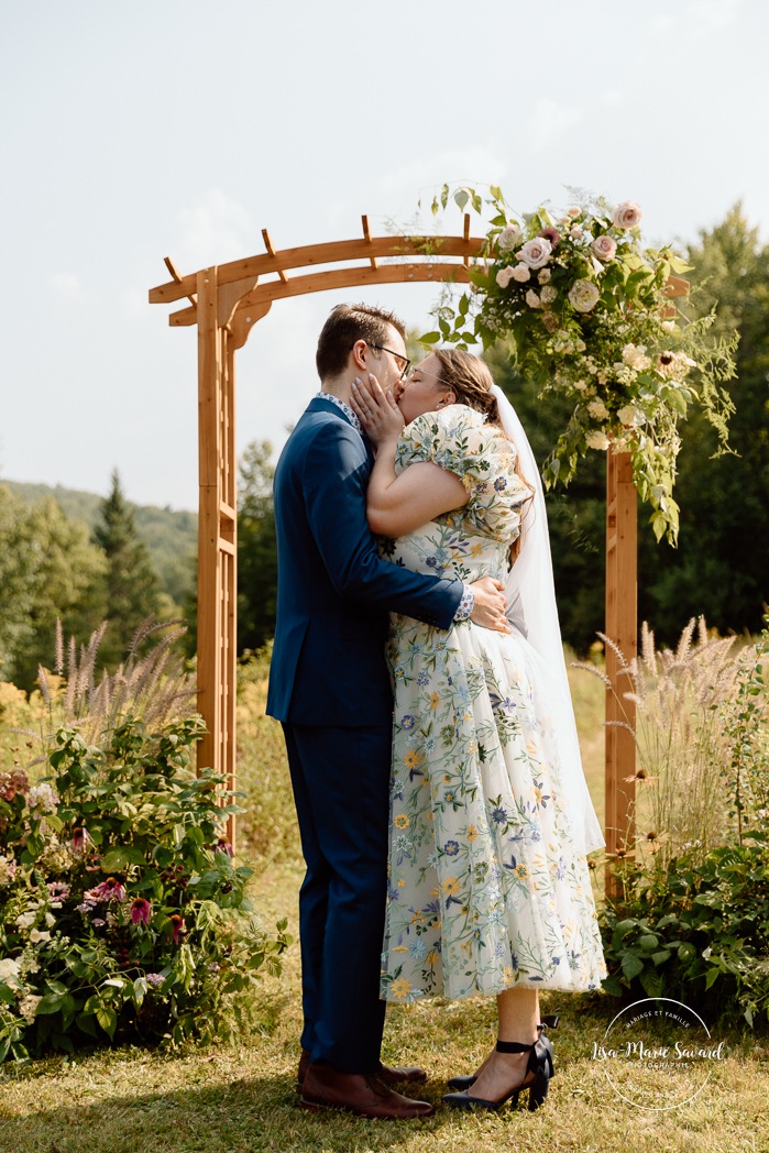 Cottagecore wedding photos. Meadow wedding ceremony photos. Mariage en Estrie dans un chalet. Photographe de mariage dans les Cantons-de-l'Est. Eastern Township wedding photographer.