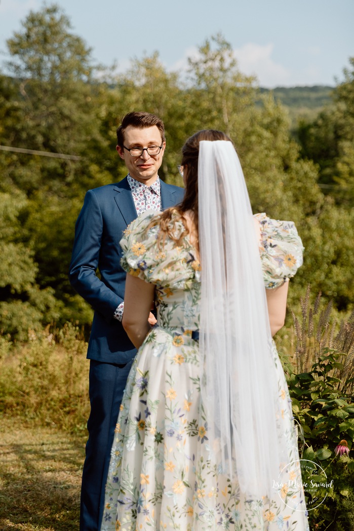 Cottagecore wedding photos. Meadow wedding ceremony photos. Mariage en Estrie dans un chalet. Photographe de mariage dans les Cantons-de-l'Est. Eastern Township wedding photographer.