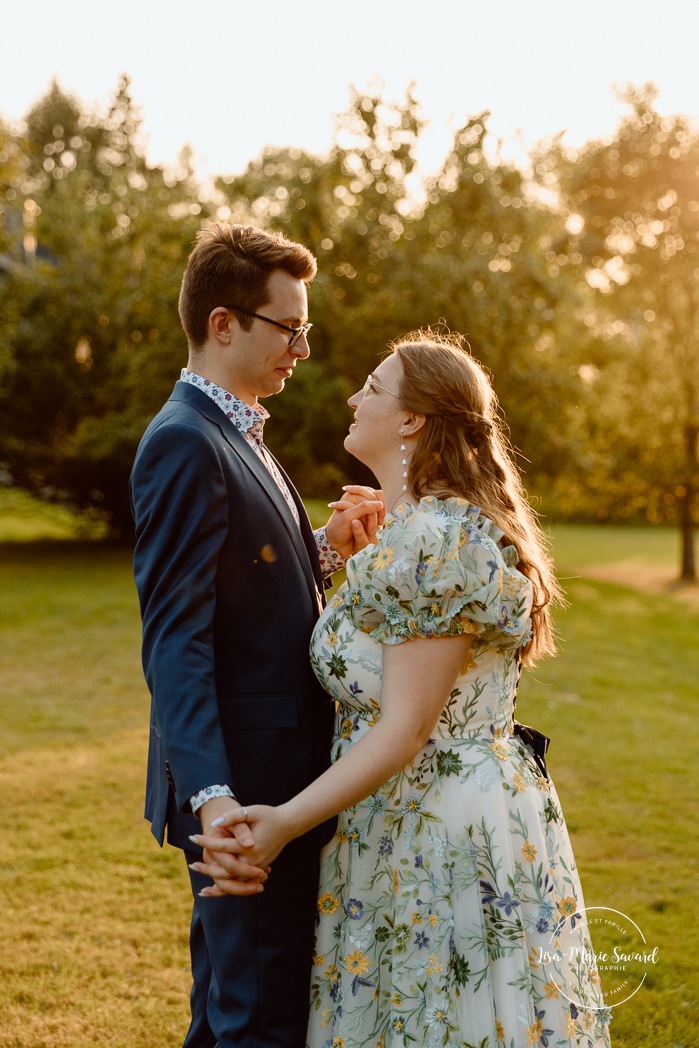 Golden hour wedding photos. Sunset wedding photos. Romantic wedding photos. Plus size bride wedding photos. Mariage en Estrie dans un chalet. Photographe de mariage dans les Cantons-de-l'Est. Eastern Township wedding photographer.