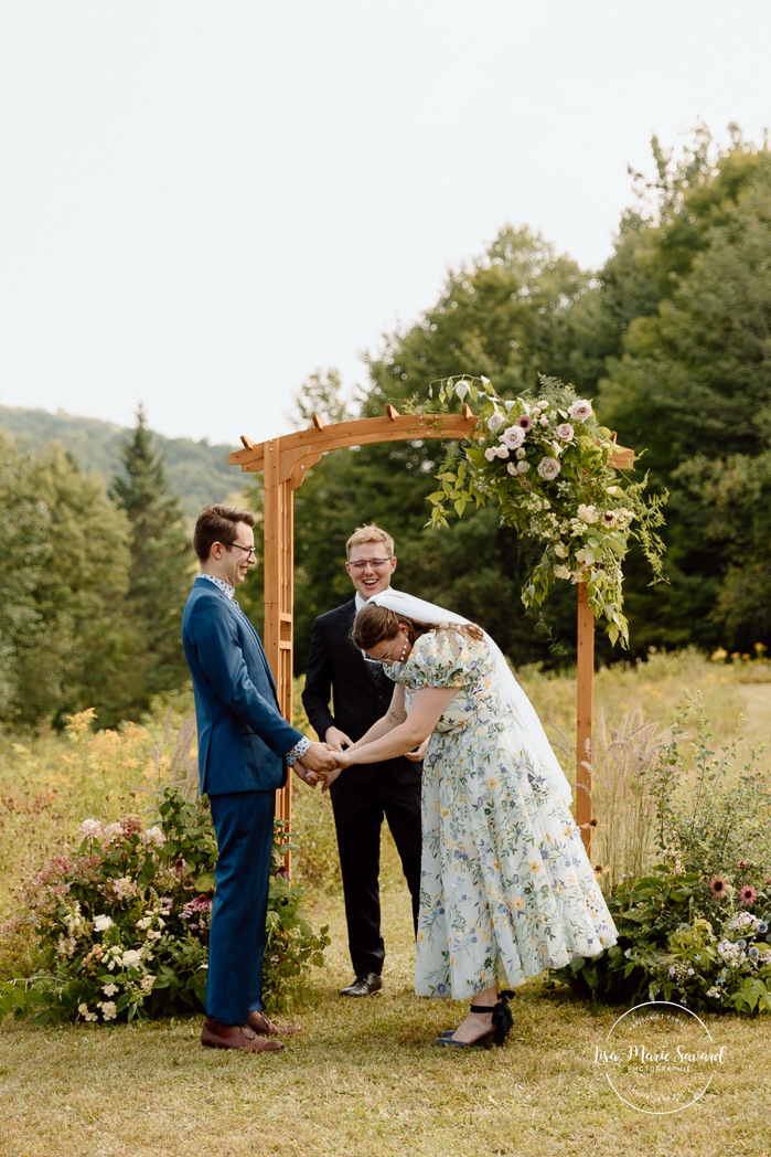 Cottagecore wedding photos. Meadow wedding ceremony photos. Mariage en Estrie dans un chalet. Photographe de mariage dans les Cantons-de-l'Est. Eastern Township wedding photographer.