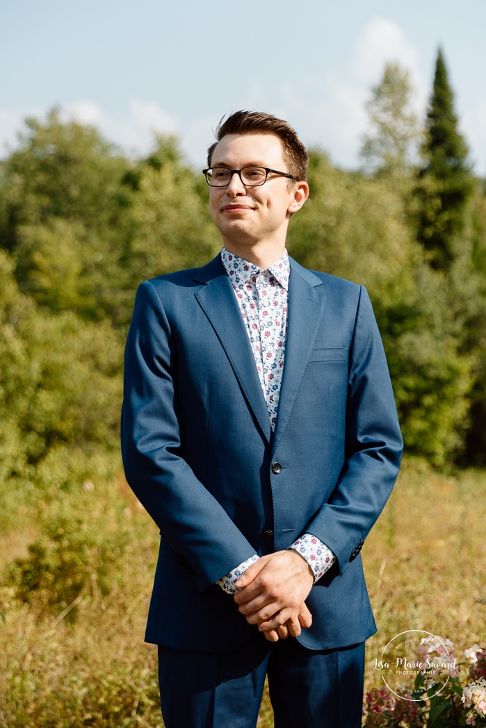 Cottagecore wedding photos. Meadow wedding ceremony photos. Mariage en Estrie dans un chalet. Photographe de mariage dans les Cantons-de-l'Est. Eastern Township wedding photographer.