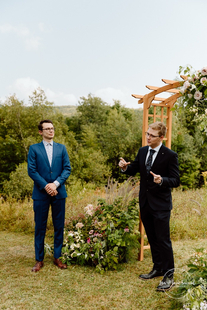 Cottagecore wedding photos. Meadow wedding ceremony photos. Mariage en Estrie dans un chalet. Photographe de mariage dans les Cantons-de-l'Est. Eastern Township wedding photographer.