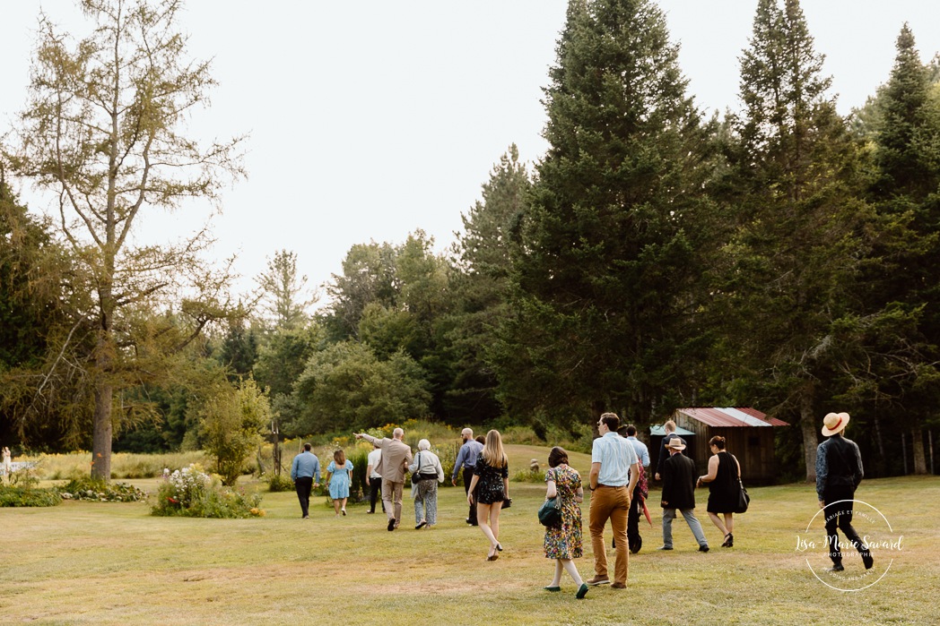 Cottagecore wedding photos. Meadow wedding ceremony photos. Mariage en Estrie dans un chalet. Photographe de mariage dans les Cantons-de-l'Est. Eastern Township wedding photographer.