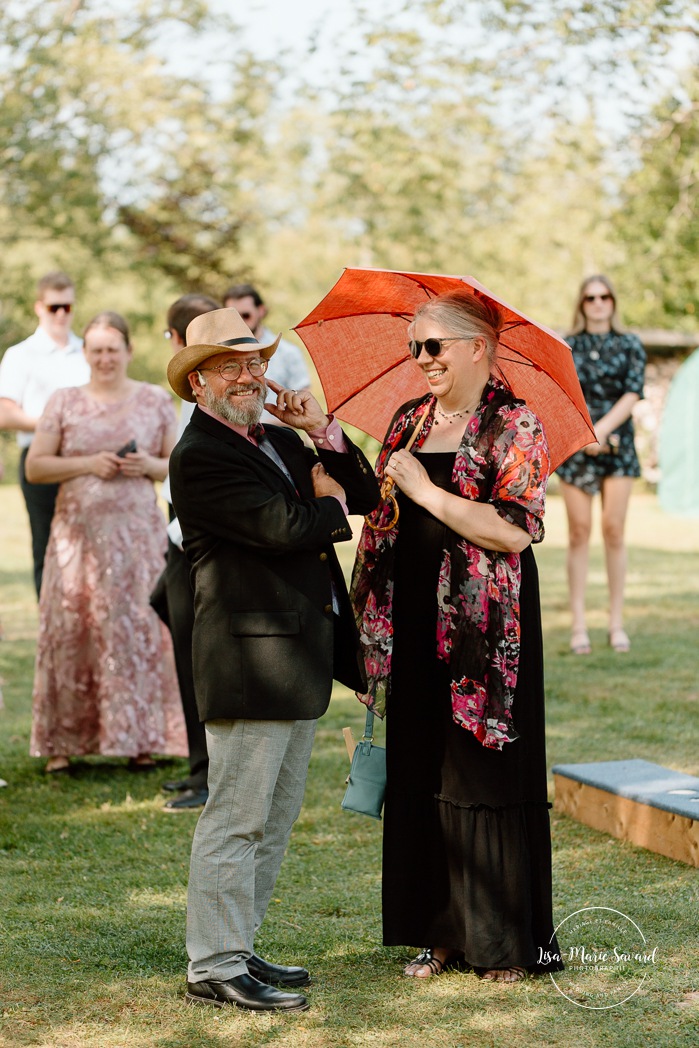 Cottagecore wedding photos. Garden party wedding ideas. Mariage en Estrie dans un chalet. Photographe de mariage dans les Cantons-de-l'Est. Eastern Township wedding photographer.