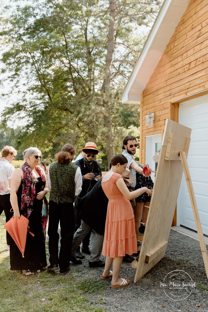 Cottagecore wedding photos. Garden party wedding ideas. Mariage en Estrie dans un chalet. Photographe de mariage dans les Cantons-de-l'Est. Eastern Township wedding photographer.