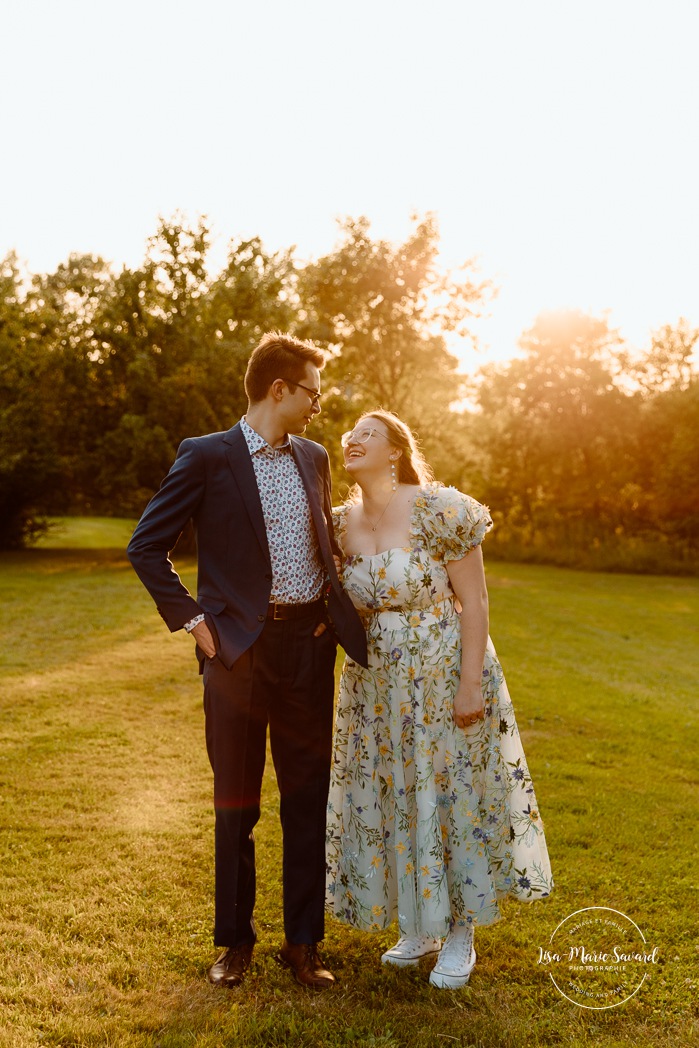 Golden hour wedding photos. Sunset wedding photos. Romantic wedding photos. Plus size bride wedding photos. Mariage en Estrie dans un chalet. Photographe de mariage dans les Cantons-de-l'Est. Eastern Township wedding photographer.