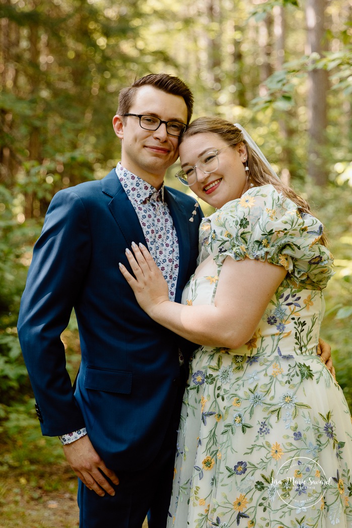 Forest wedding first look. Woodland wedding photos. Mariage en Estrie dans un chalet. Photographe de mariage dans les Cantons-de-l'Est. Eastern Township wedding photographer.
