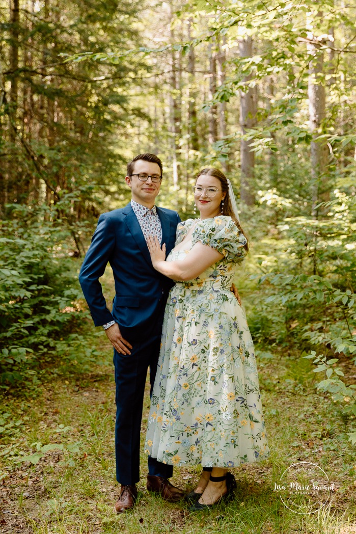 Forest wedding first look. Woodland wedding photos. Mariage en Estrie dans un chalet. Photographe de mariage dans les Cantons-de-l'Est. Eastern Township wedding photographer.