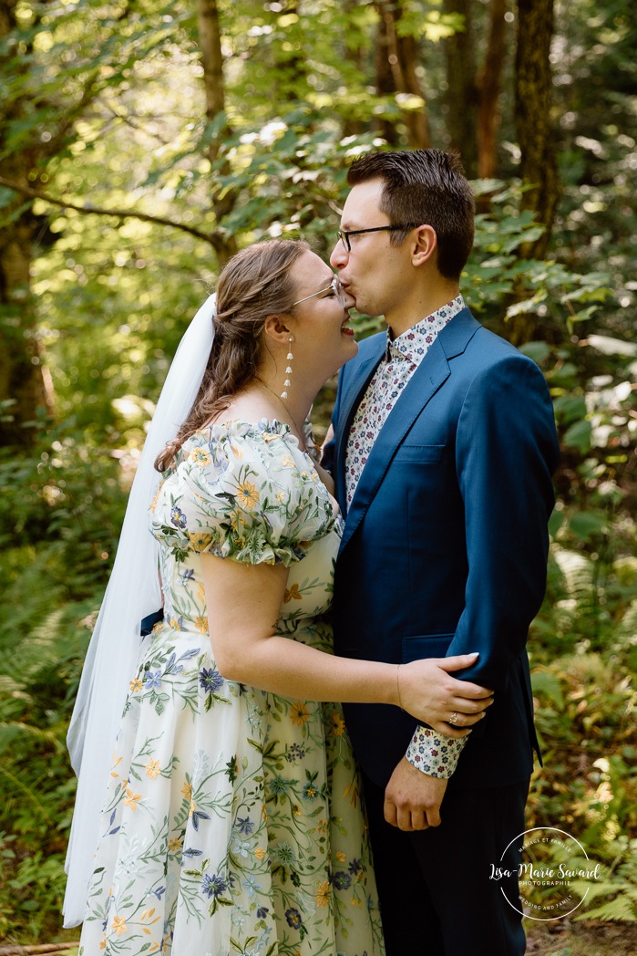 Forest wedding first look. Woodland wedding photos. Mariage en Estrie dans un chalet. Photographe de mariage dans les Cantons-de-l'Est. Eastern Township wedding photographer.