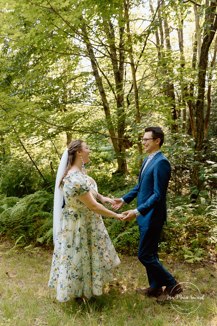 Forest wedding first look. Woodland wedding photos. Mariage en Estrie dans un chalet. Photographe de mariage dans les Cantons-de-l'Est. Eastern Township wedding photographer.