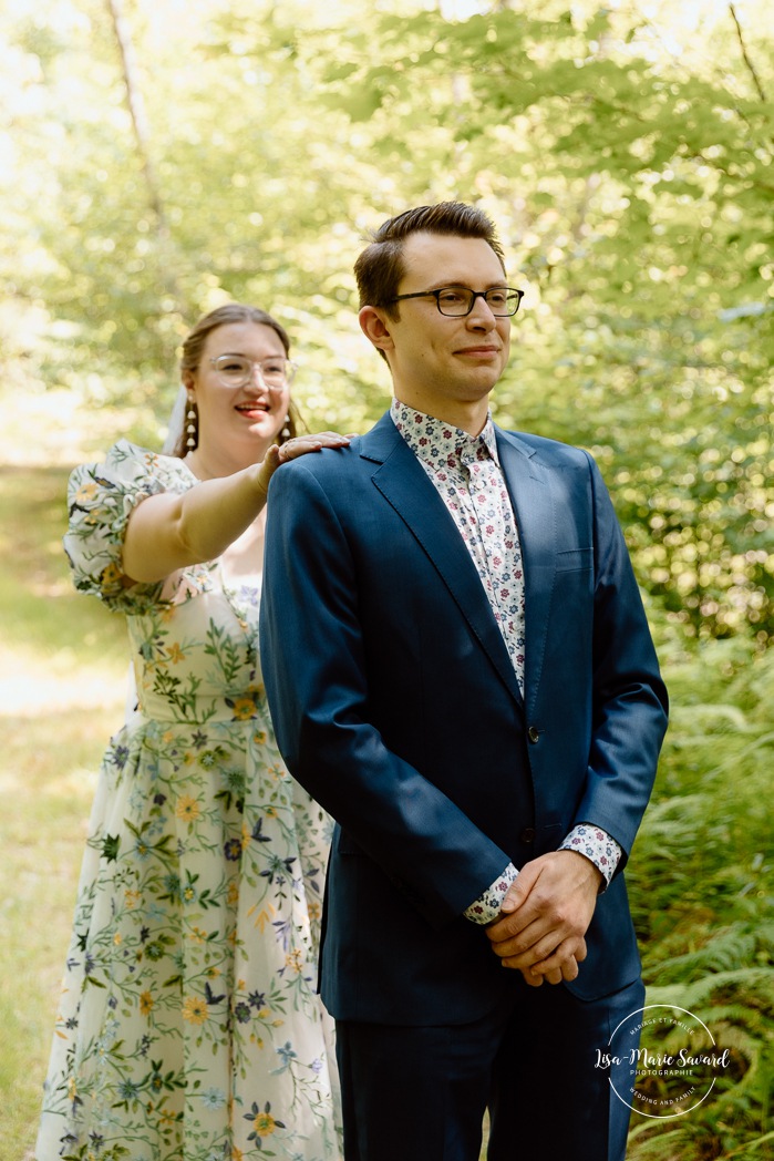 Forest wedding first look. Woodland wedding photos. Mariage en Estrie dans un chalet. Photographe de mariage dans les Cantons-de-l'Est. Eastern Township wedding photographer.