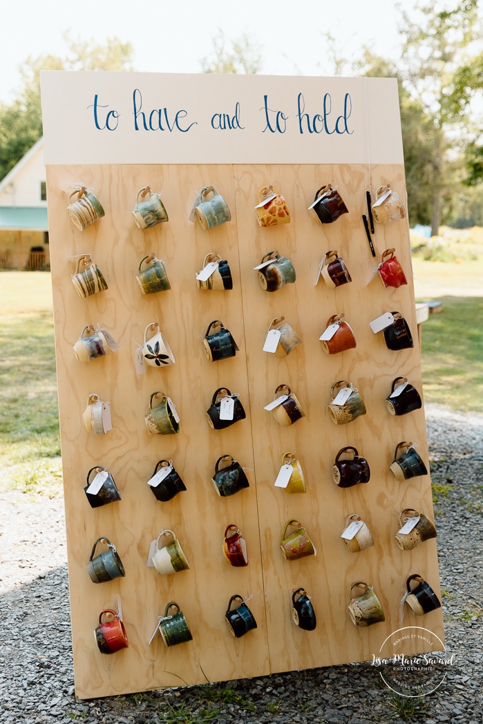 Cottagecore wedding photos. Garden party wedding ideas. Mariage en Estrie dans un chalet. Photographe de mariage dans les Cantons-de-l'Est. Eastern Township wedding photographer.