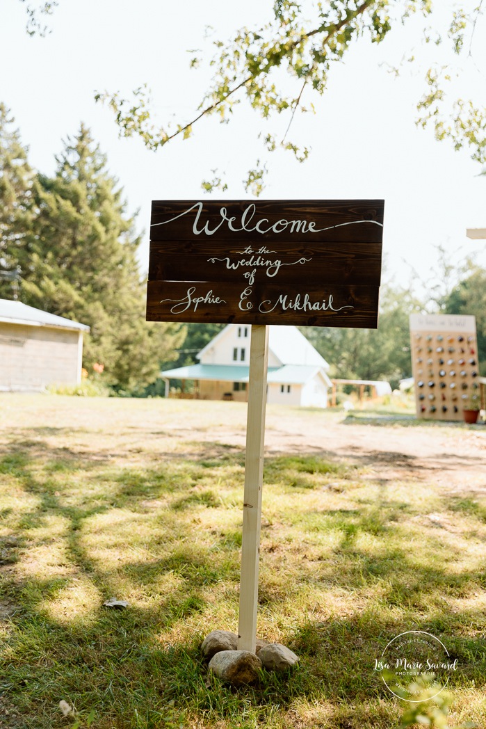Cottagecore wedding photos. Garden party wedding ideas. Mariage en Estrie dans un chalet. Photographe de mariage dans les Cantons-de-l'Est. Eastern Township wedding photographer.