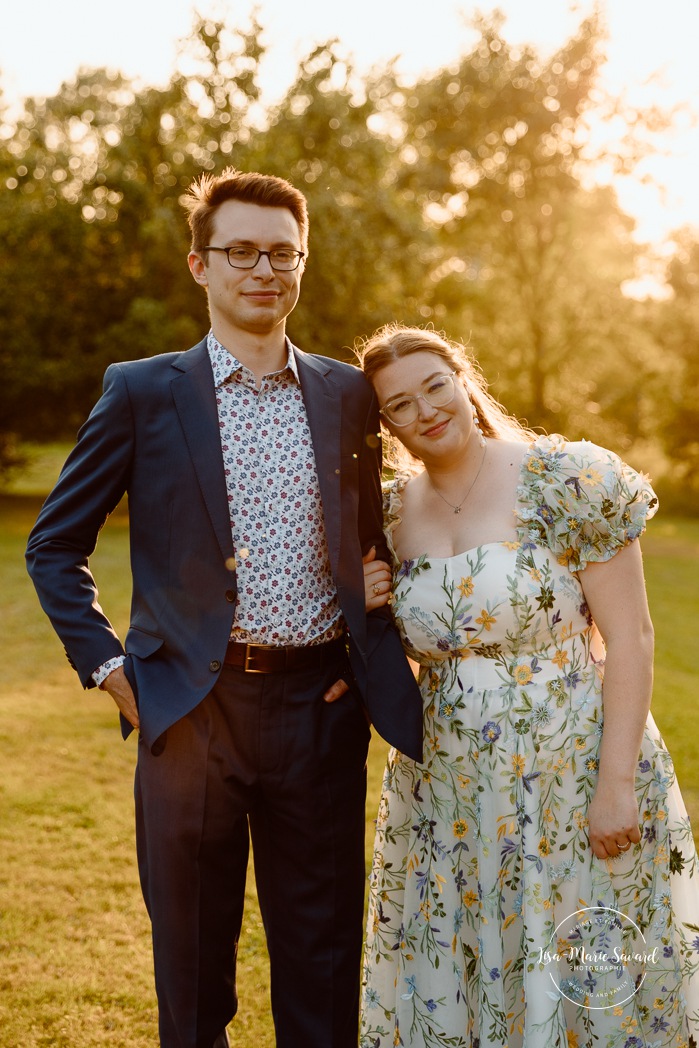 Golden hour wedding photos. Sunset wedding photos. Romantic wedding photos. Plus size bride wedding photos. Mariage en Estrie dans un chalet. Photographe de mariage dans les Cantons-de-l'Est. Eastern Township wedding photographer.