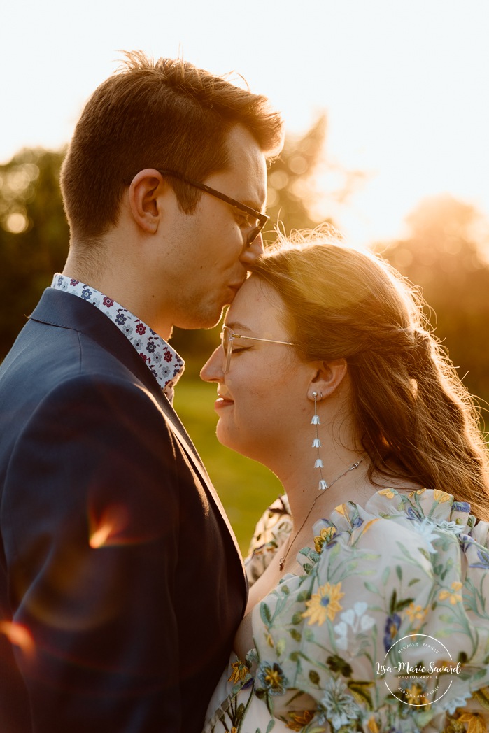 Golden hour wedding photos. Sunset wedding photos. Romantic wedding photos. Plus size bride wedding photos. Mariage en Estrie dans un chalet. Photographe de mariage dans les Cantons-de-l'Est. Eastern Township wedding photographer.