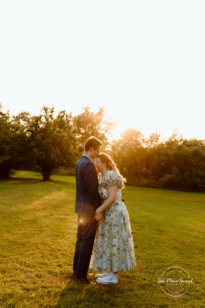 Golden hour wedding photos. Sunset wedding photos. Romantic wedding photos. Plus size bride wedding photos. Mariage en Estrie dans un chalet. Photographe de mariage dans les Cantons-de-l'Est. Eastern Township wedding photographer.