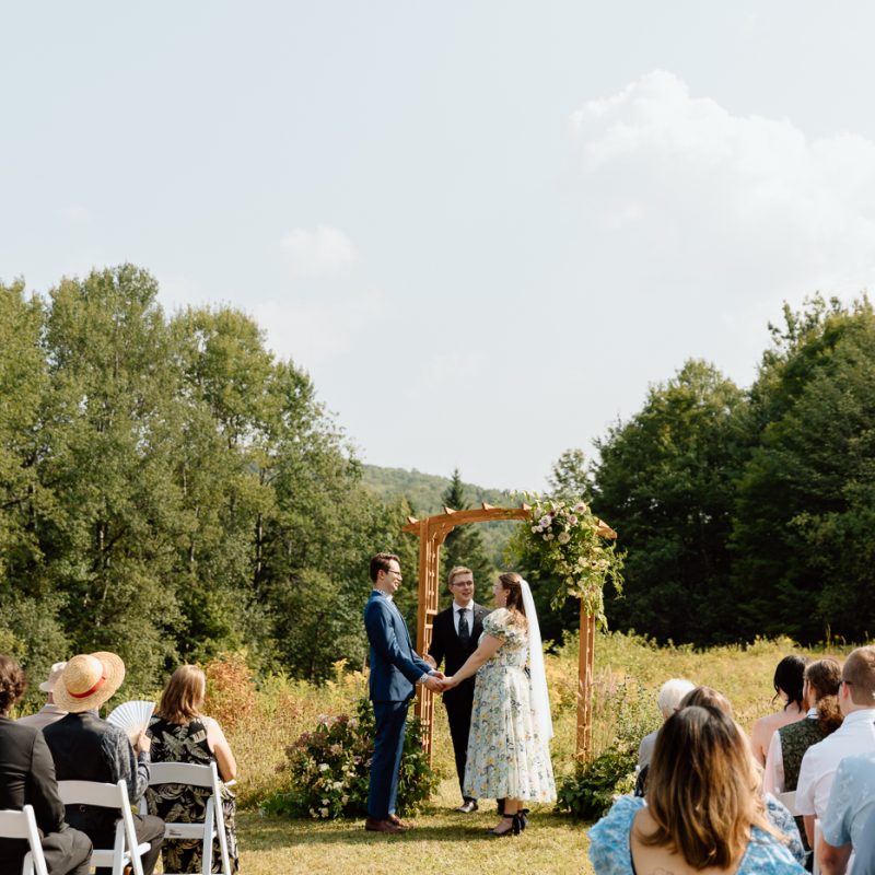 Cottagecore wedding photos. Meadow wedding ceremony photos. Mariage en Estrie dans un chalet. Photographe de mariage dans les Cantons-de-l'Est. Eastern Township wedding photographer.