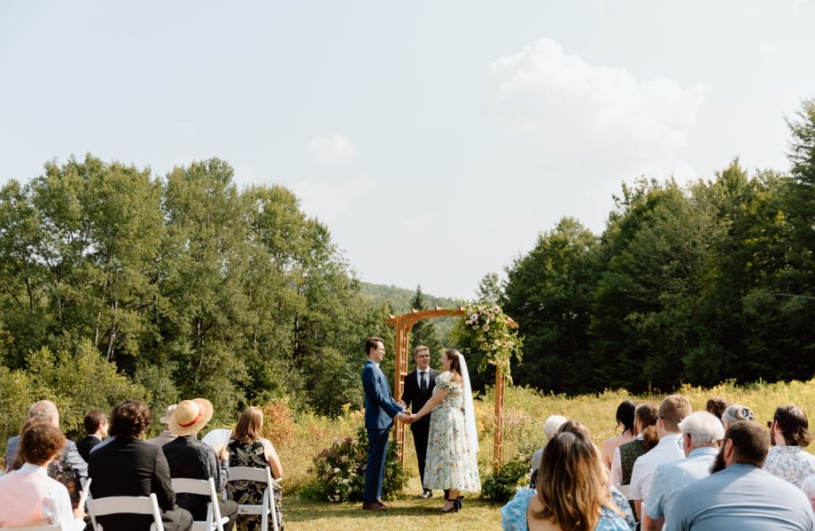 Cottagecore wedding photos. Meadow wedding ceremony photos. Mariage en Estrie dans un chalet. Photographe de mariage dans les Cantons-de-l'Est. Eastern Township wedding photographer.