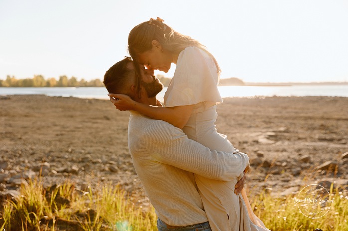 Beach engagement photos. Golden hour engagement session. Romantic engagement photos. Photos de fiançailles sur la Rive Sud de Montréal. Photographe de fiançailles à Montréal. Parc de la Frayère Boucherville. Montreal engagement photographer. Montreal South Shore photos.
