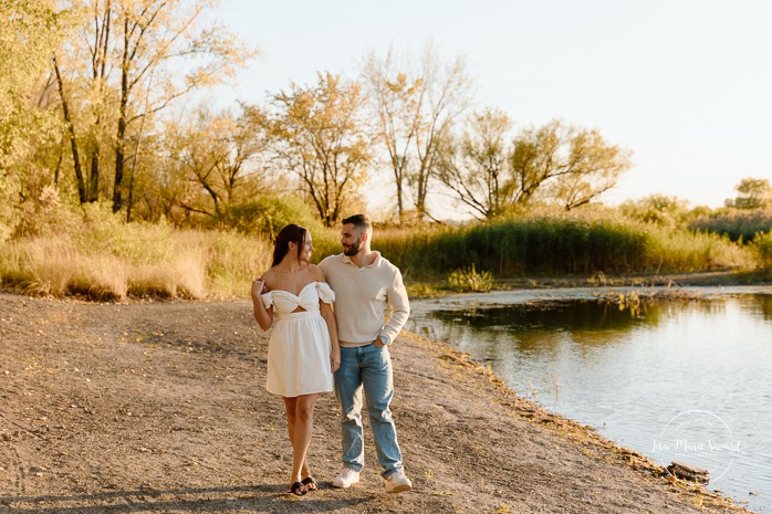 Beach engagement photos. Golden hour engagement session. Romantic engagement photos. Photos de fiançailles sur la Rive Sud de Montréal. Photographe de fiançailles à Montréal. Parc de la Frayère Boucherville. Montreal engagement photographer. Montreal South Shore photos.