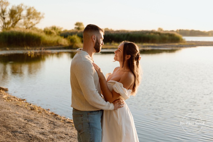 Beach engagement photos. Golden hour engagement session. Romantic engagement photos. Photos de fiançailles sur la Rive Sud de Montréal. Photographe de fiançailles à Montréal. Parc de la Frayère Boucherville. Montreal engagement photographer. Montreal South Shore photos.