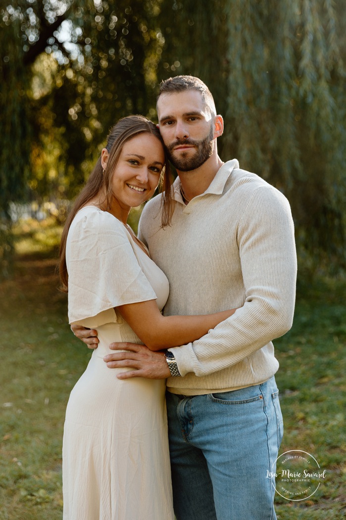 Romantic engagement photos. Couple photos ideas. Photos de fiançailles sur la Rive Sud de Montréal. Photographe de fiançailles à Montréal. Parc de la Frayère Boucherville. Montreal engagement photographer. Montreal South Shore photos.