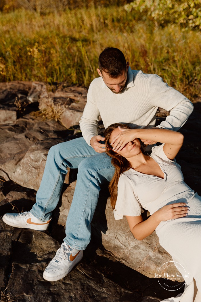 Fall engagement photos. Golden hour engagement session. Romantic engagement photos. Photos de fiançailles sur la Rive Sud de Montréal. Photographe de fiançailles à Montréal. Parc de la Frayère Boucherville. Montreal engagement photographer. Montreal South Shore photos.