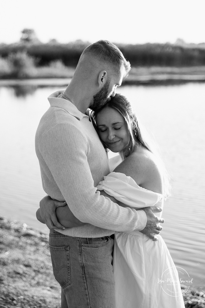 Beach engagement photos. Golden hour engagement session. Romantic engagement photos. Photos de fiançailles sur la Rive Sud de Montréal. Photographe de fiançailles à Montréal. Parc de la Frayère Boucherville. Montreal engagement photographer. Montreal South Shore photos.