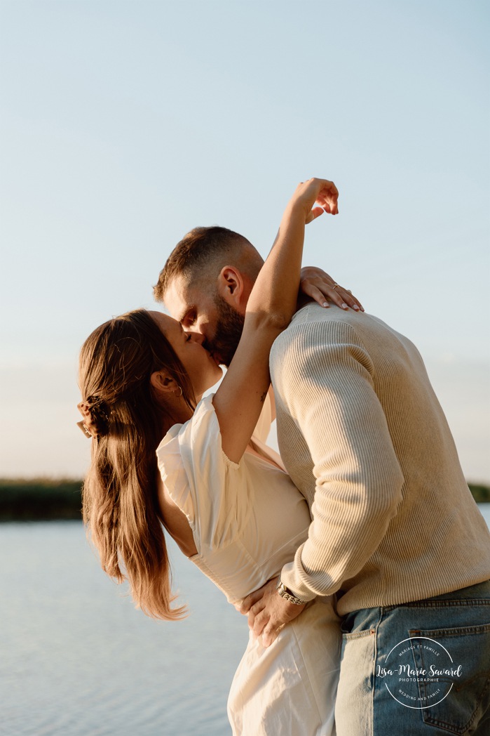 Beach engagement photos. Golden hour engagement session. Romantic engagement photos. Photos de fiançailles sur la Rive Sud de Montréal. Photographe de fiançailles à Montréal. Parc de la Frayère Boucherville. Montreal engagement photographer. Montreal South Shore photos.