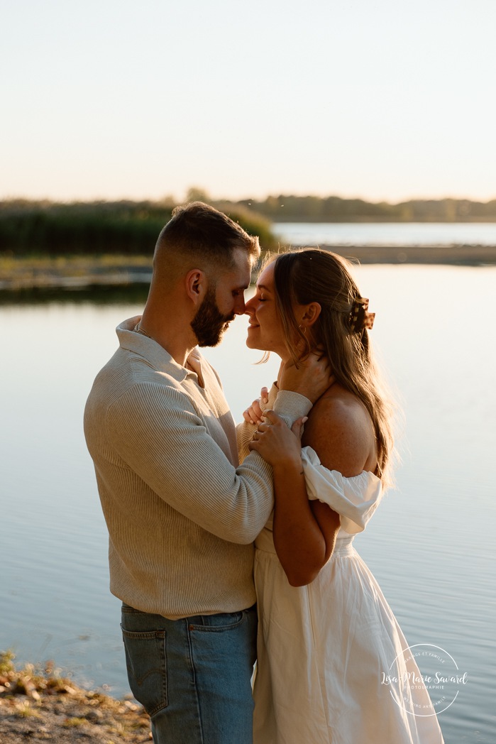 Beach engagement photos. Golden hour engagement session. Romantic engagement photos. Photos de fiançailles sur la Rive Sud de Montréal. Photographe de fiançailles à Montréal. Parc de la Frayère Boucherville. Montreal engagement photographer. Montreal South Shore photos.