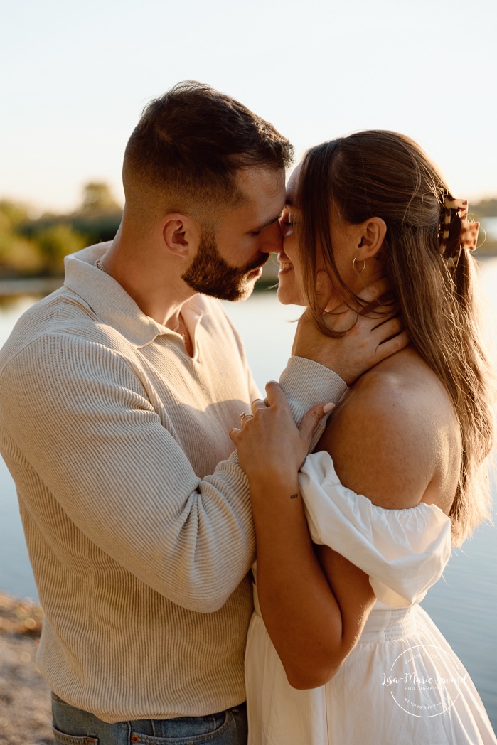 Beach engagement photos. Golden hour engagement session. Romantic engagement photos. Photos de fiançailles sur la Rive Sud de Montréal. Photographe de fiançailles à Montréal. Parc de la Frayère Boucherville. Montreal engagement photographer. Montreal South Shore photos.